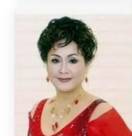 当李谷一摘掉假发、卸掉浓妆我们才看清她的
